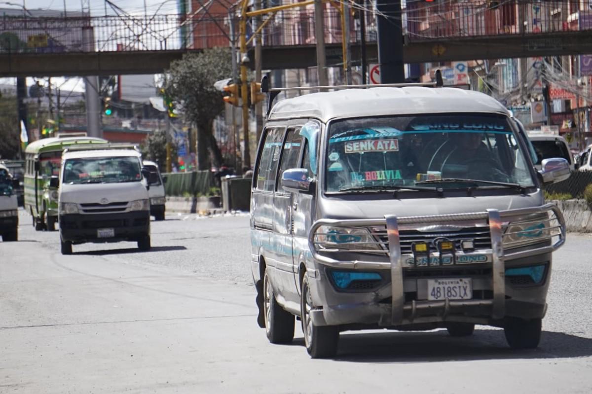 Minibús con el letrero hacia Senkata circula por las calles paceñas
