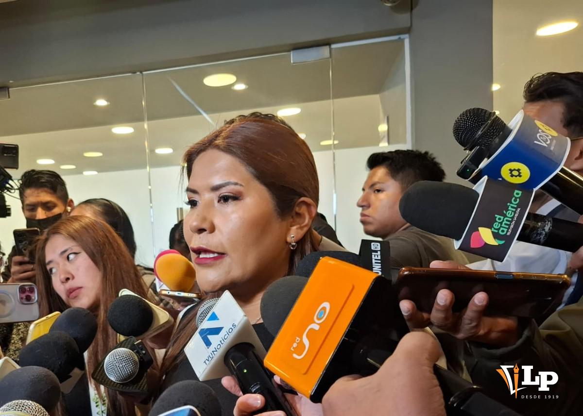 La diputada Pinto en conferencia de prensa