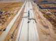 Vista aérea de la comitiva de inspección en el Tramo I de la carretera paralizada