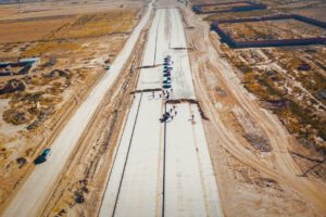 Vista aérea de la comitiva de inspección en el Tramo I de la carretera paralizada
