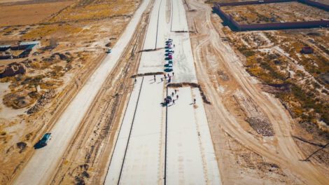 Vista aérea de la comitiva de inspección en el Tramo I de la carretera paralizada