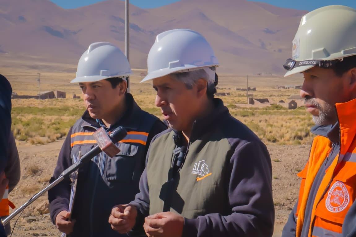 Gobernador Edgar Sánchez (C) informa sobre el acuerdo para reanudar las obras