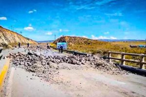 La ABC informó que el sector afectado se localiza pasando el municipio de Laja, a la altura del Puente Pallina.