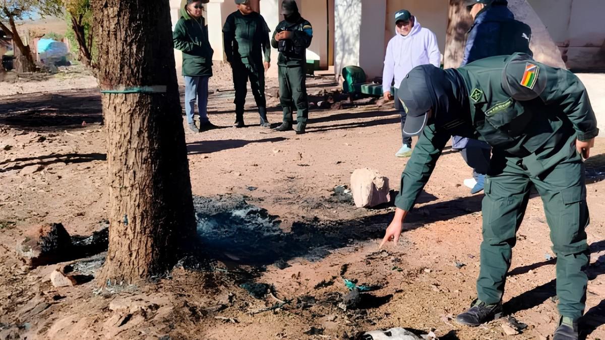 Un oficial de policía inspecciona el suelo carbonizado en Pocoata, Potosí