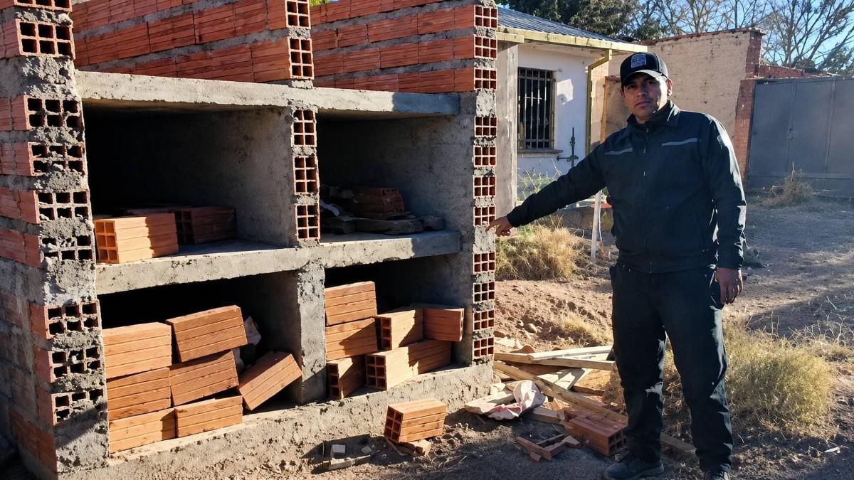 Un investigador señala los nichos en construcción en el cementerio de Pocoata, donde se cometió el crimen