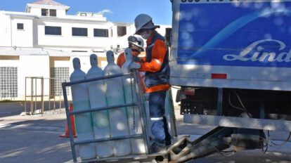 Ministerio de Salud entrega 486 tanques de oxígeno a La Paz y El Alto