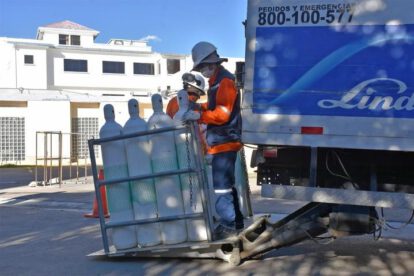 Ministerio de Salud entrega 486 tanques de oxígeno a La Paz y El Alto