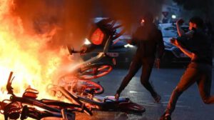 Tensiones entre los aficionados del PSG y la policía, tras la victoria del equipo sobre el Arsenal en la final de la Liga de Campeones celebrada en París