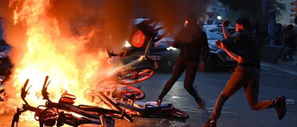 Tensiones entre los aficionados del PSG y la policía, tras la victoria del equipo sobre el Arsenal en la final de la Liga de Campeones celebrada en París