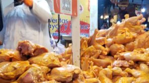 Las largas filas para comprar carne de pollo se han vuelto comunes.