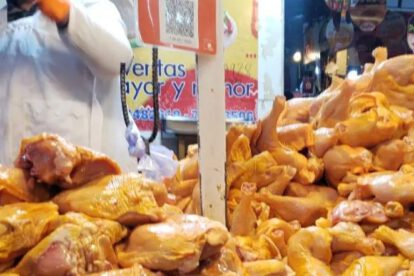 Las largas filas para comprar carne de pollo se han vuelto comunes.