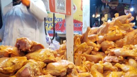 Las largas filas para comprar carne de pollo se han vuelto comunes.