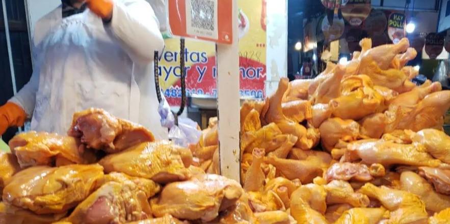 Las largas filas para comprar carne de pollo se han vuelto comunes.