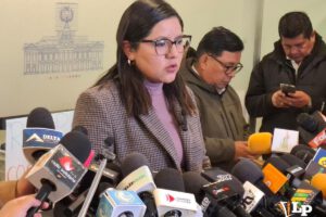 La diputada Lissa Claros en conferencia de prensa