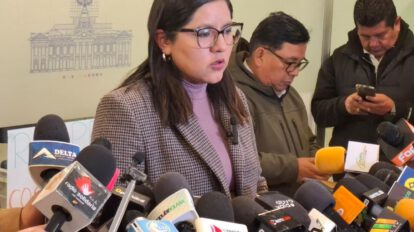 La diputada Lissa Claros en conferencia de prensa