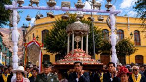 La procesión de la Sagrada Custodia con la Hostia Divina solo se realiza en cuatro ciudades del mundo, incluyendo en Potosí