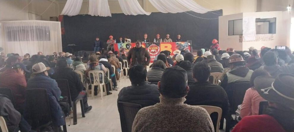 El secretario ejecutivo de la Central Obrera Boliviana, Mario Argollo, quien estaba en la clandestinidad, se integró al ampliado de emergencia