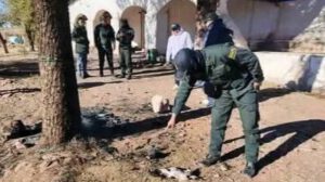 Los jóvenes fueron sacados por la fuerza de las celdas policiales por una multitud y posteriormente quemados vivos en el cementerio local.