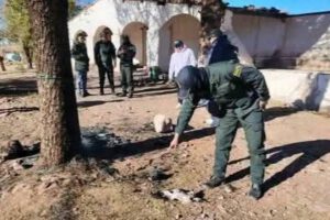 Los jóvenes fueron sacados por la fuerza de las celdas policiales por una multitud y posteriormente quemados vivos en el cementerio local.