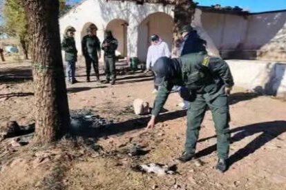 Los jóvenes fueron sacados por la fuerza de las celdas policiales por una multitud y posteriormente quemados vivos en el cementerio local.