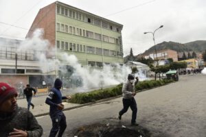 Conflicto cocalero en Bolivia entre gases y dinamitazos