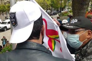 Bandera del Patujú en Plaza Murillo