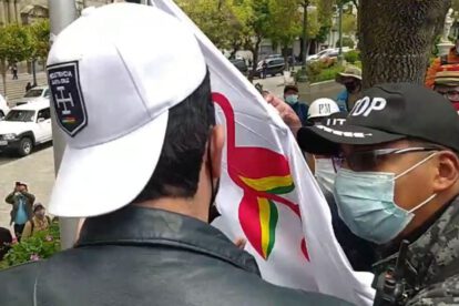Bandera del Patujú en Plaza Murillo