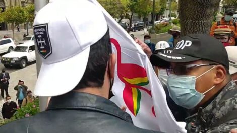 Bandera del Patujú en Plaza Murillo