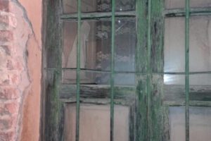 Dinamitazos en viviendas causan destrozos y molestias a vecinos