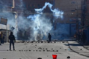 Enfrentamientos entre policías y cocaleros en La Paz