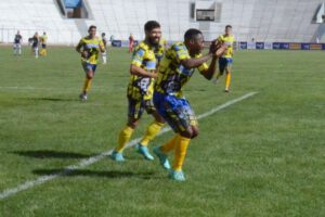 Hat-trick de Thabiso Brown en el triunfo de EM Huanuni