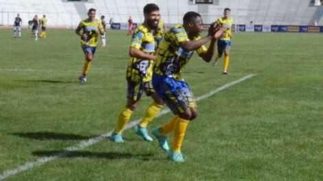 Hat-trick de Thabiso Brown en el triunfo de EM Huanuni