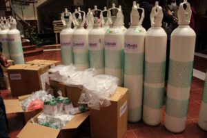 ProSalud dona cilindros de oxígeno a hospitales de Oruro