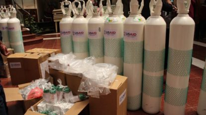 ProSalud dona cilindros de oxígeno a hospitales de Oruro
