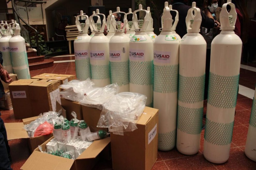 ProSalud dona cilindros de oxígeno a hospitales de Oruro