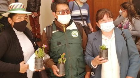 Campaña de forestación en Oruro por el Día del Árbol