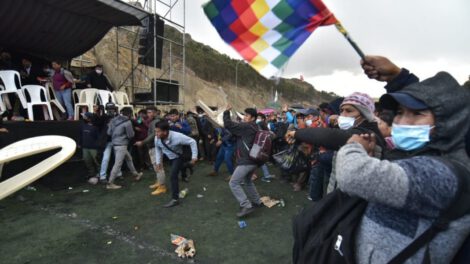 Productores cocaleros en el enfrentamiento por la sede de Adepcoca