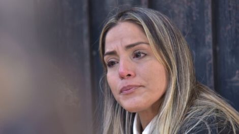 Carolina Ribera denuncia la situación de su madre Jeanine Añez al borde de la inanición