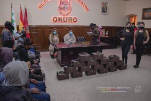 Lustrabotas reciben cajitas de limpieza tras desfile de modas benéfico