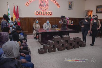 Lustrabotas reciben cajitas de limpieza tras desfile de modas benéfico