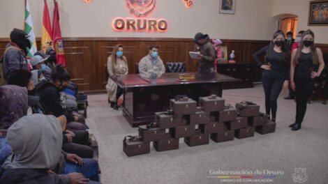 Lustrabotas reciben cajitas de limpieza tras desfile de modas benéfico