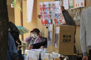 Notario electoral arrestado por comportamiento en elecciones