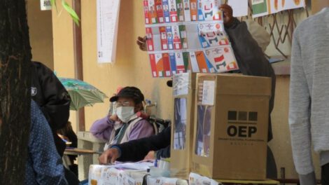 Notario electoral arrestado por comportamiento en elecciones