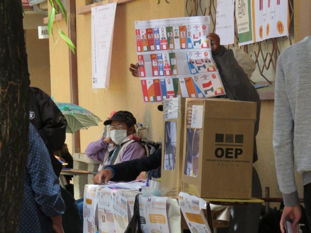 Notario electoral arrestado por comportamiento en elecciones