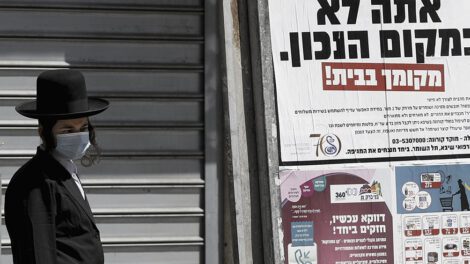Ciudadano de Israel usando barbijo debido al Covid-19