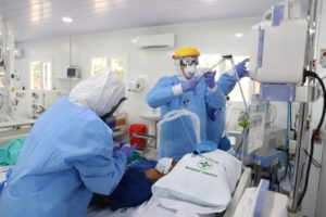 Paciente con coronavirus es atendido en un centro médico de Santa Cruz