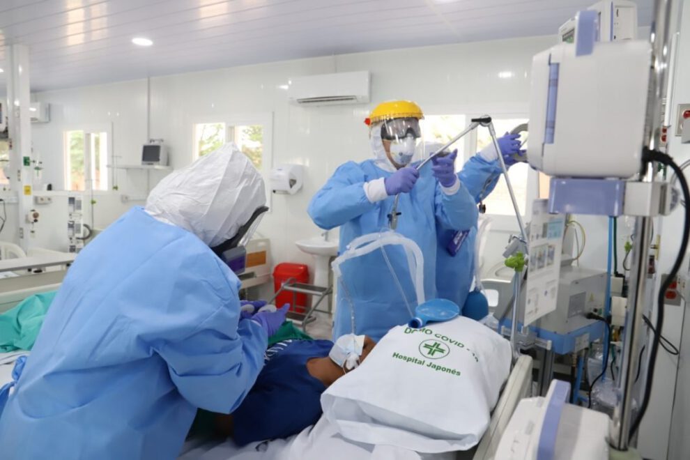 Paciente con coronavirus es atendido en un centro médico de Santa Cruz