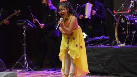 Aylín Bernal, la niña que canta y encanta