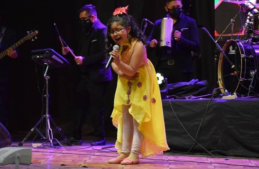 Aylín Bernal, la niña que canta y encanta