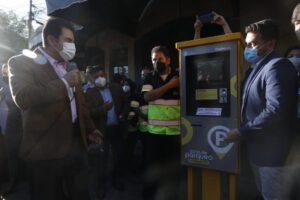 Inauguración de parqueo inteligente en Cochabamba